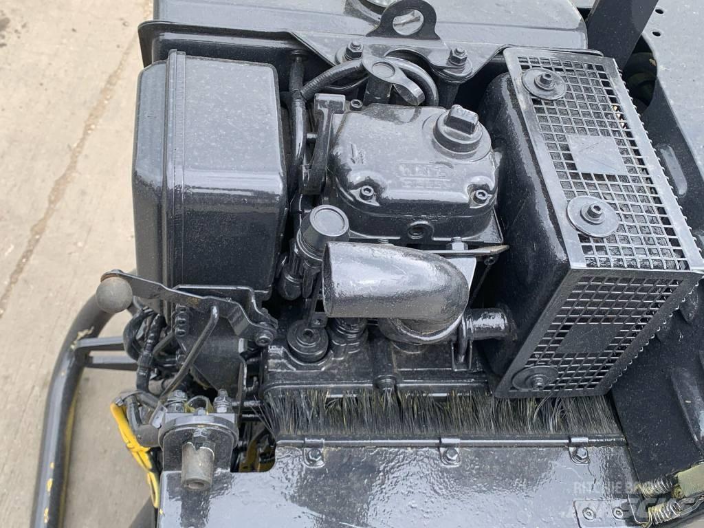 Mecalac MBR 71 牽引式ローラ