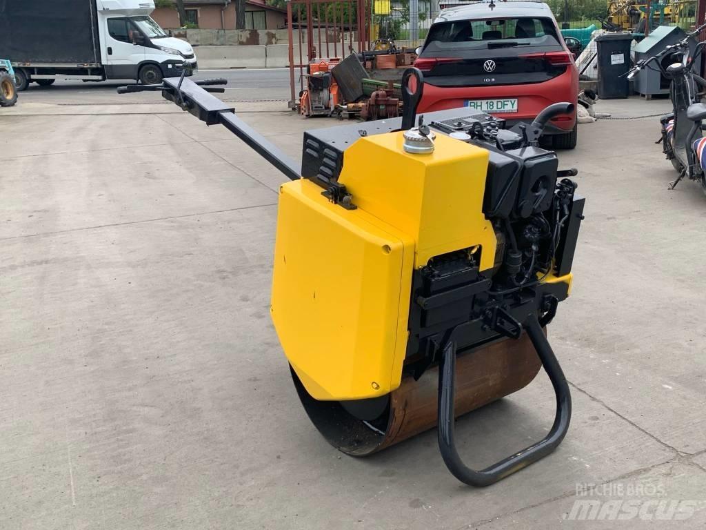 Mecalac MBR 71 牽引式ローラ