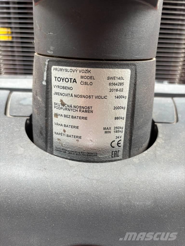 Toyota SWE140L 自走式スタッカー