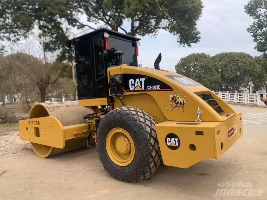 CAT CS 683 E 振動ローラ