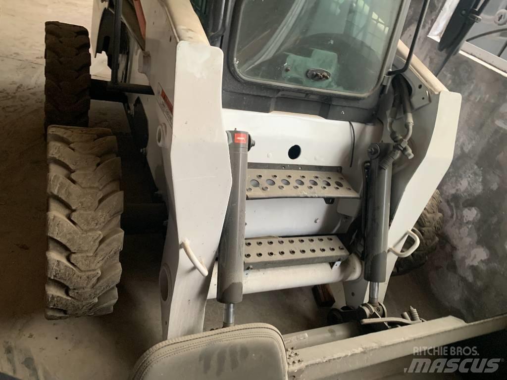 Bobcat S 300 スキッドステアローダー