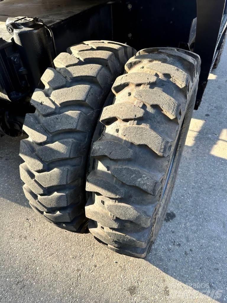 CAT M 318 F ホイール式油圧ショベル（パワーショベル・ユンボ・バックホー）