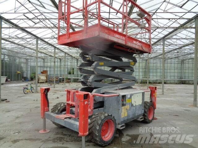 SkyJack SJ 6832 RT シザースリフト