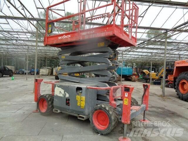 SkyJack SJ 6832 RT シザースリフト