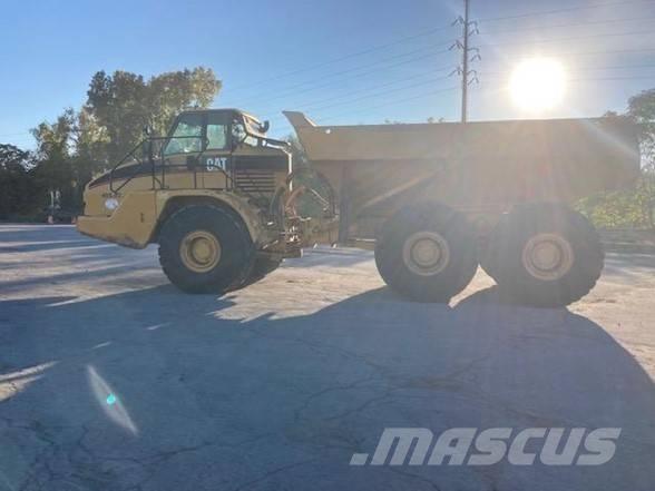 CAT 740 アーティキュレート式ダンプトラック