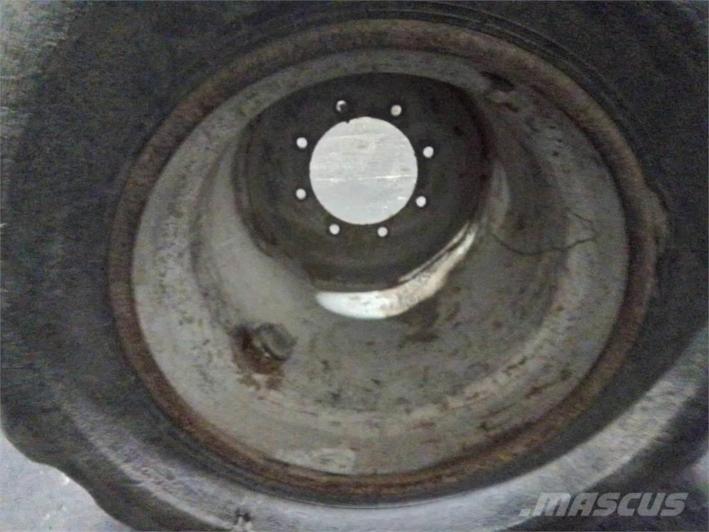 Valmet 820 24x22,5 タイヤ、ホイル、リム