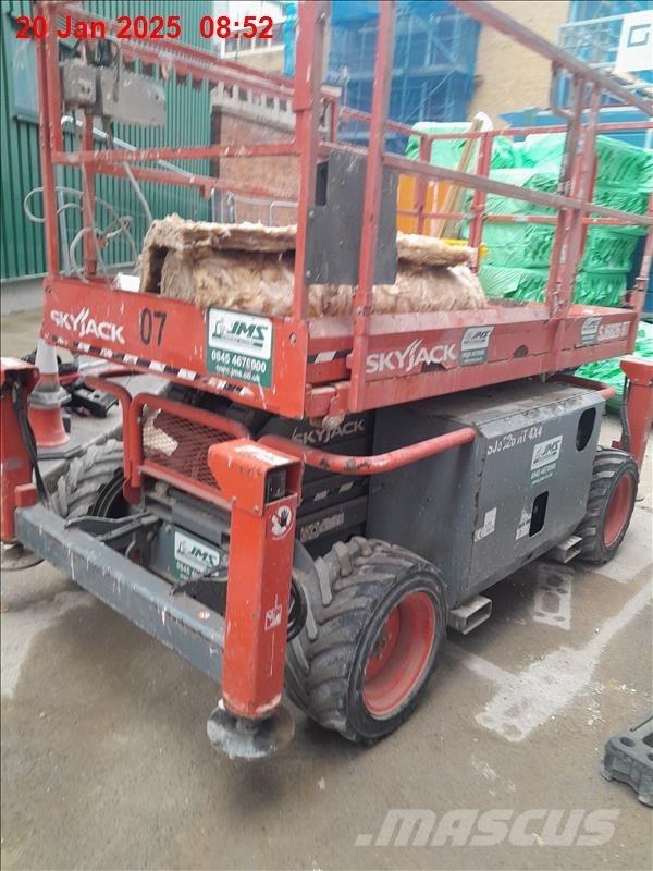 SkyJack 6832 RT シザースリフト