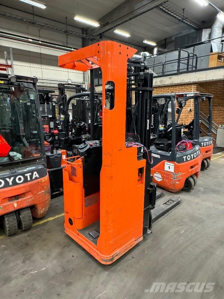 Toyota SSE135L 自走式スタッカー