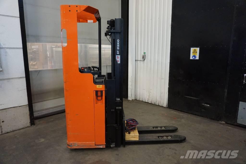 Toyota SSE135L 自走式スタッカー