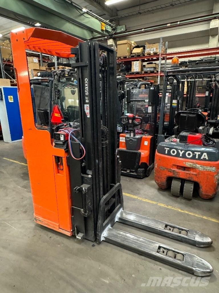 Toyota SSE135L 自走式スタッカー