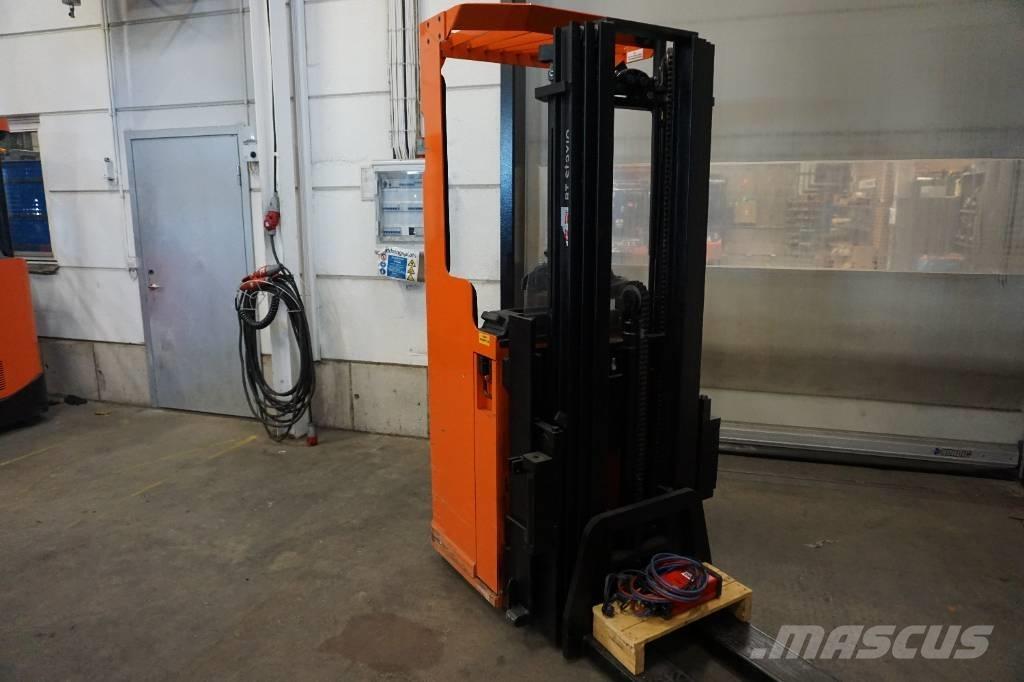 Toyota SSE135L 自走式スタッカー