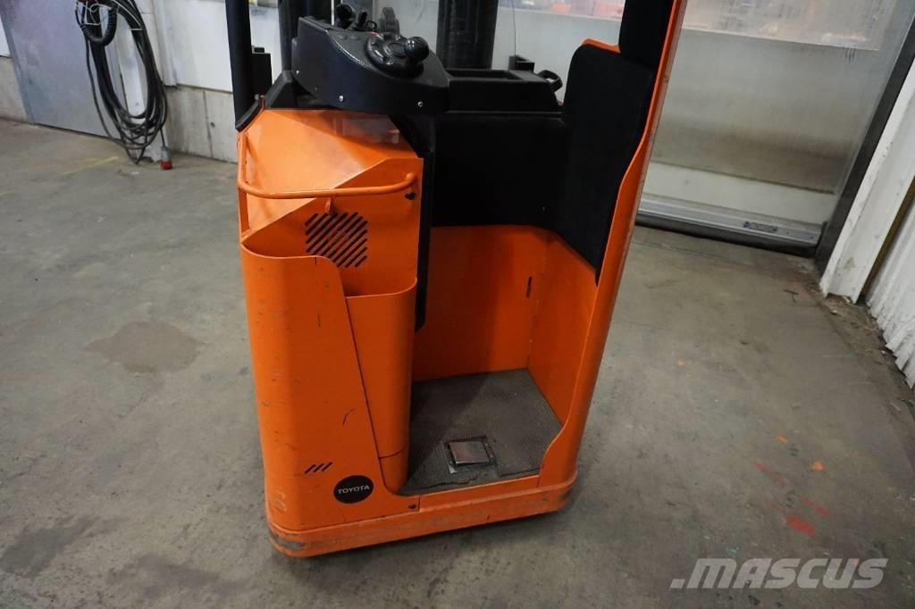 Toyota SSE135L 自走式スタッカー