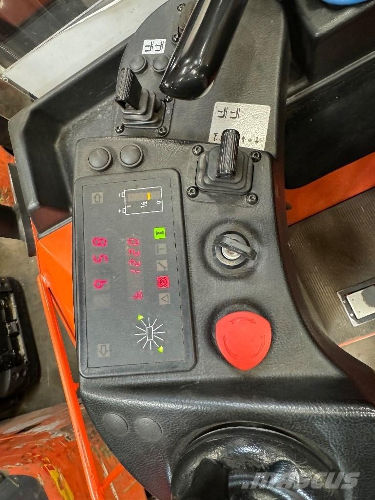 Toyota SSE135L 自走式スタッカー