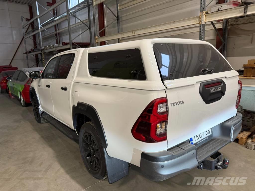 Toyota Hilux 2.8D パネルバン