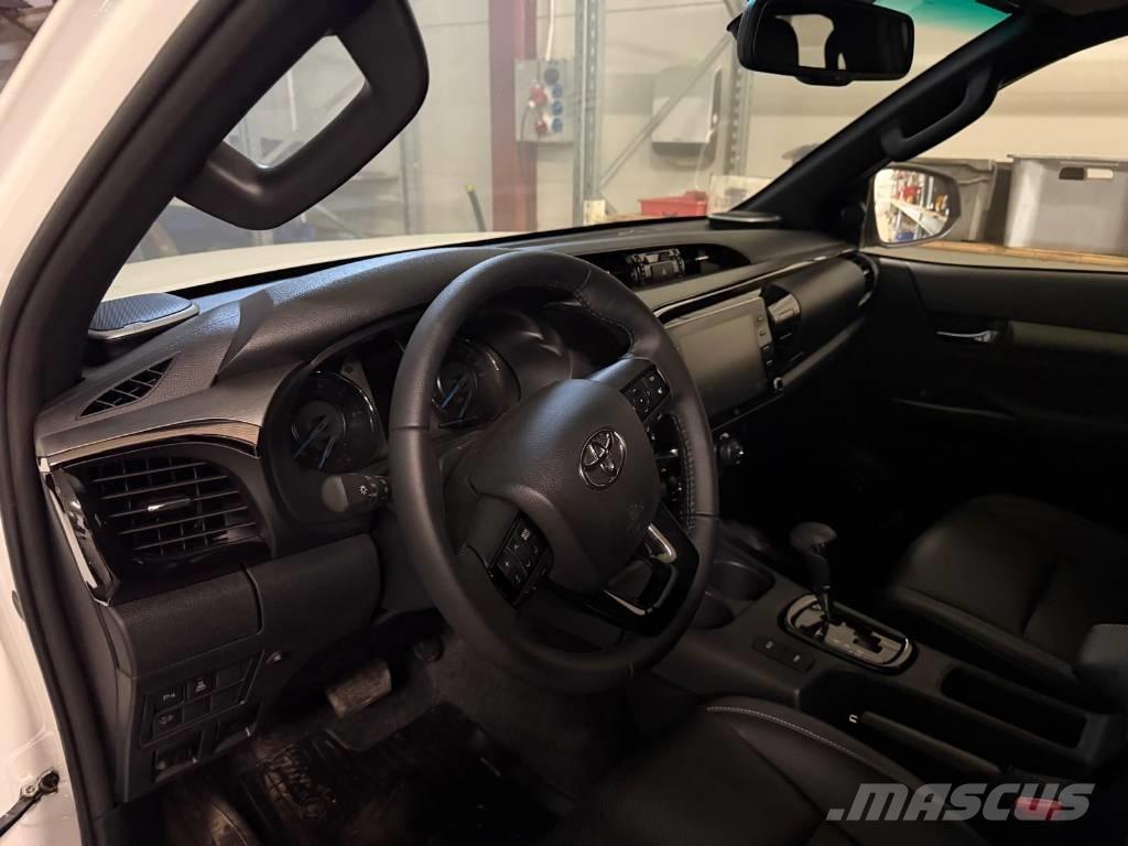 Toyota Hilux 2.8D パネルバン