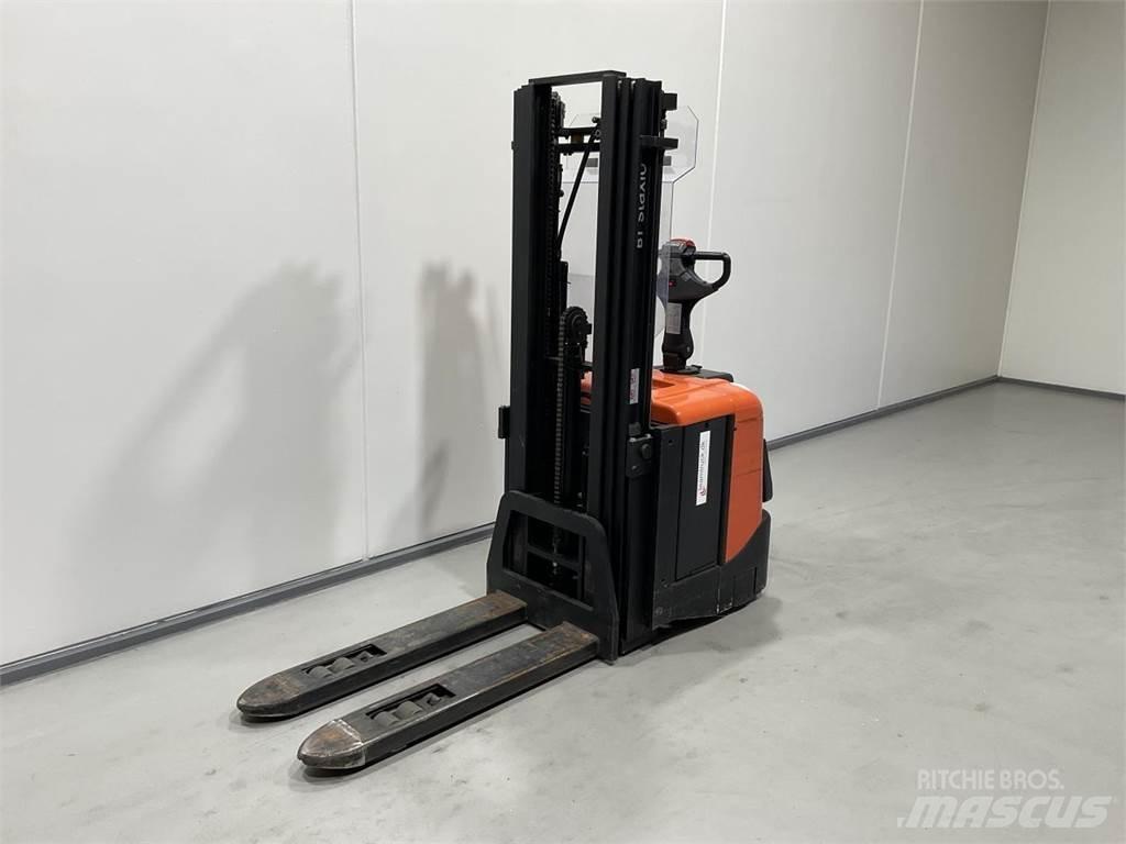 BT SPE125L 自走式スタッカー