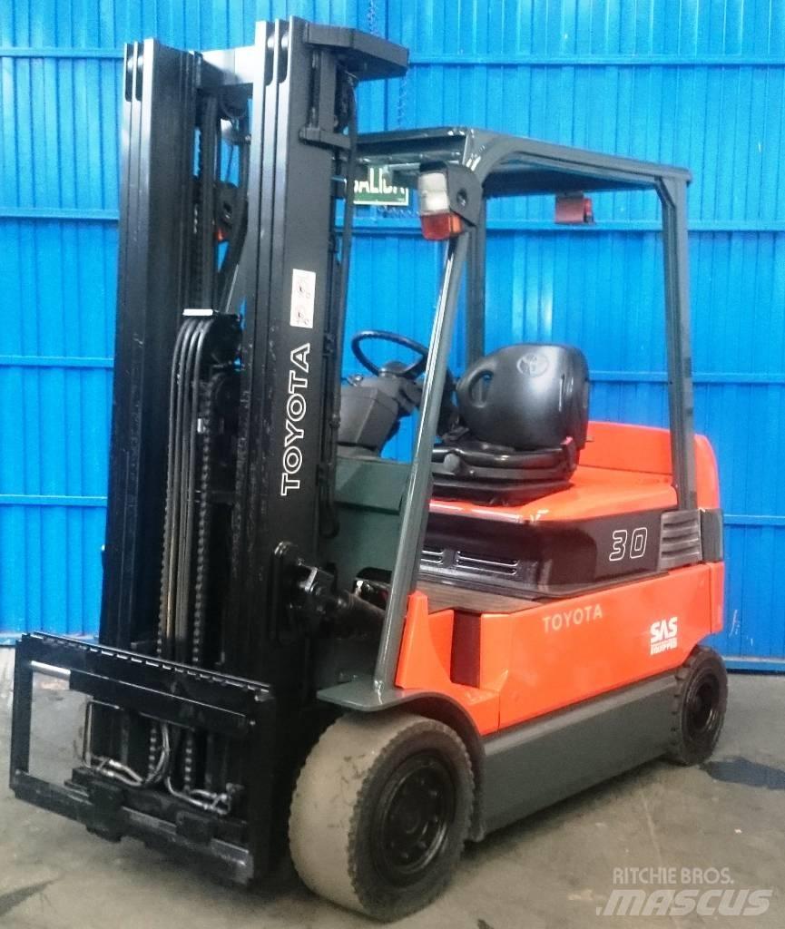 Toyota 7 FBMF 30 バッテリーフォークリフト