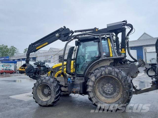 Valtra N153 林業トラクター