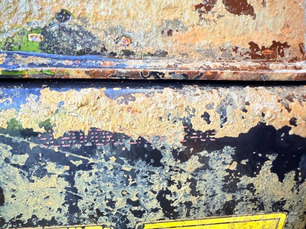 JCB 3TST サイト　ダンプ