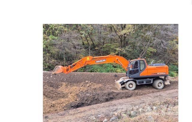 Doosan DX210WA ホイール式油圧ショベル（パワーショベル・ユンボ・バックホー）