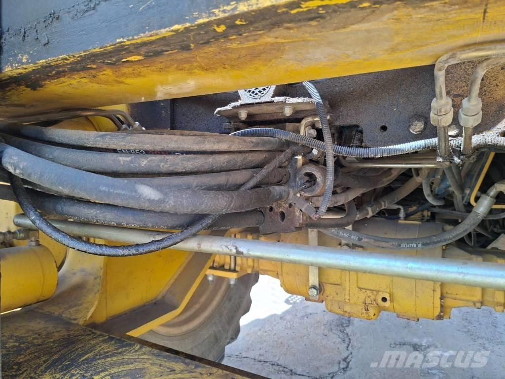 Komatsu WB 91 R バックホーローダー