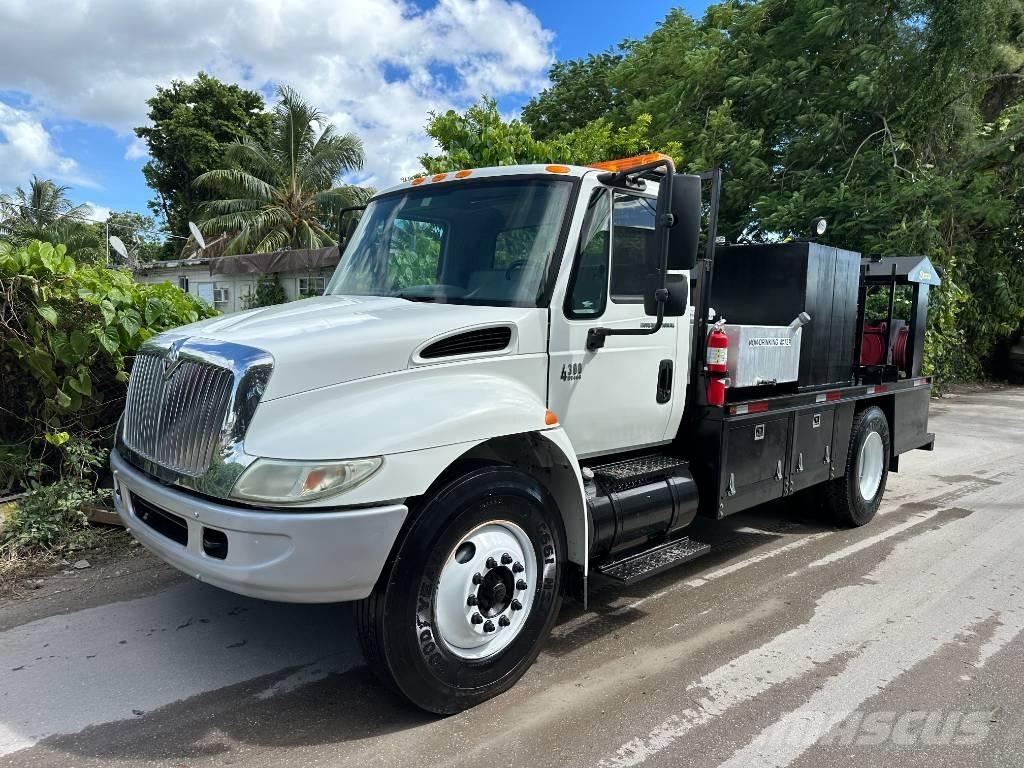 International 4300 タンカートラック