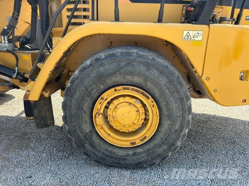 CAT 730 アーティキュレート式ダンプトラック