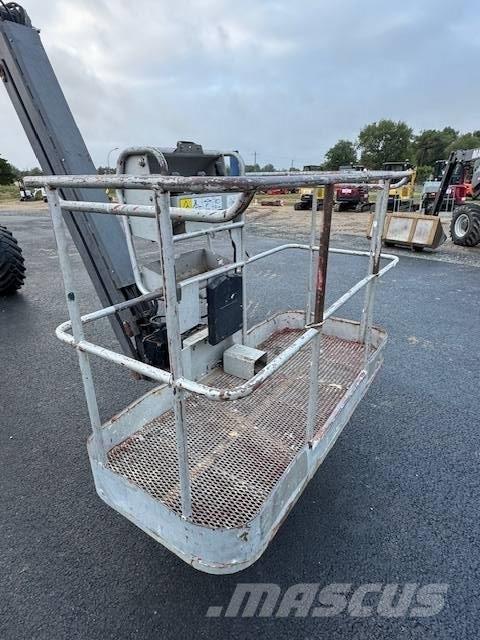 Manitou 200 ATJ 小型自走式ブームリフト