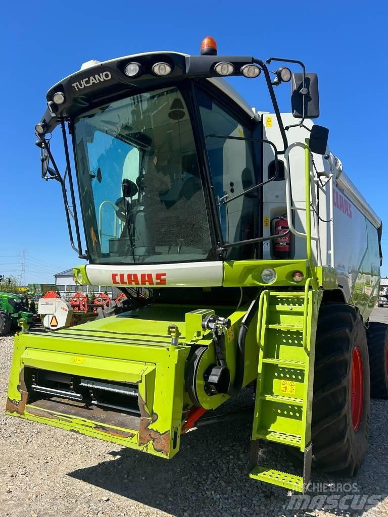 CLAAS Tucano 440 コンバイン