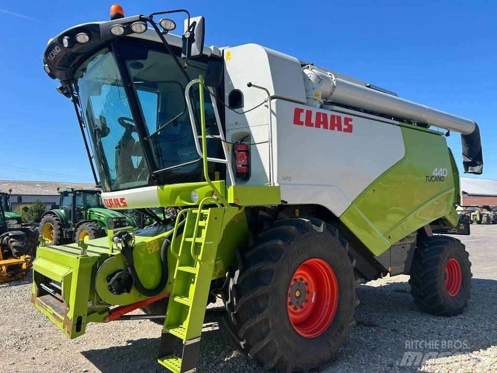 CLAAS Tucano 440 コンバイン