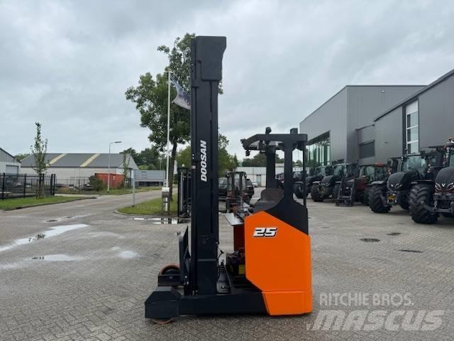 Doosan BR 25 JW-9 リーチフォークリフト