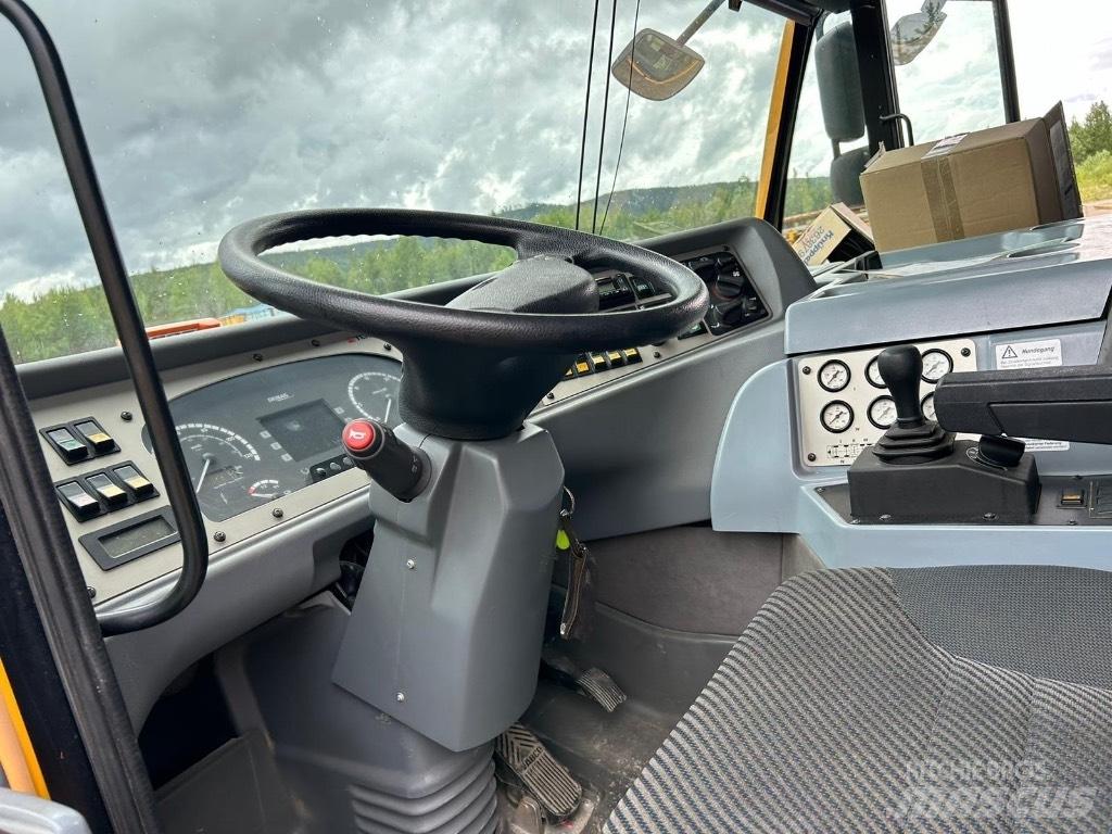 Terex Demag AC 160-2 ラフテレーンクレーン