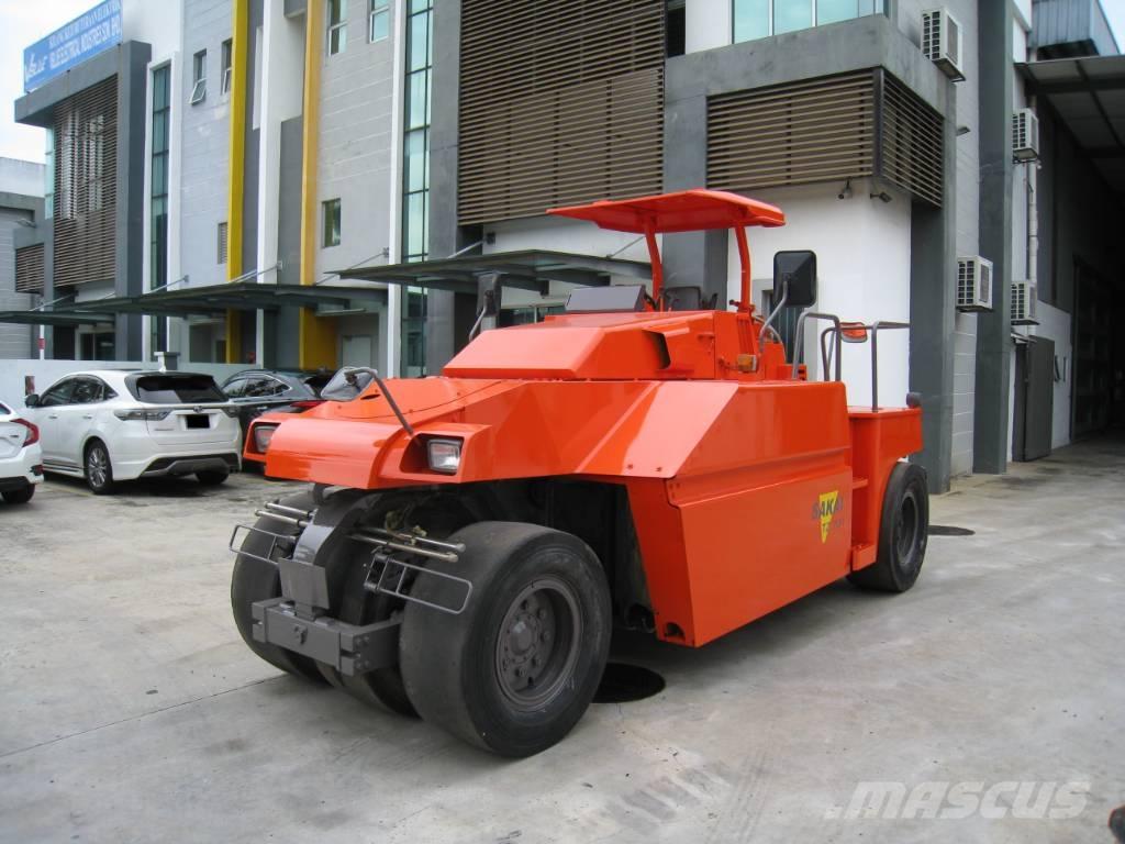 Sakai TZ 701 タイヤローラ