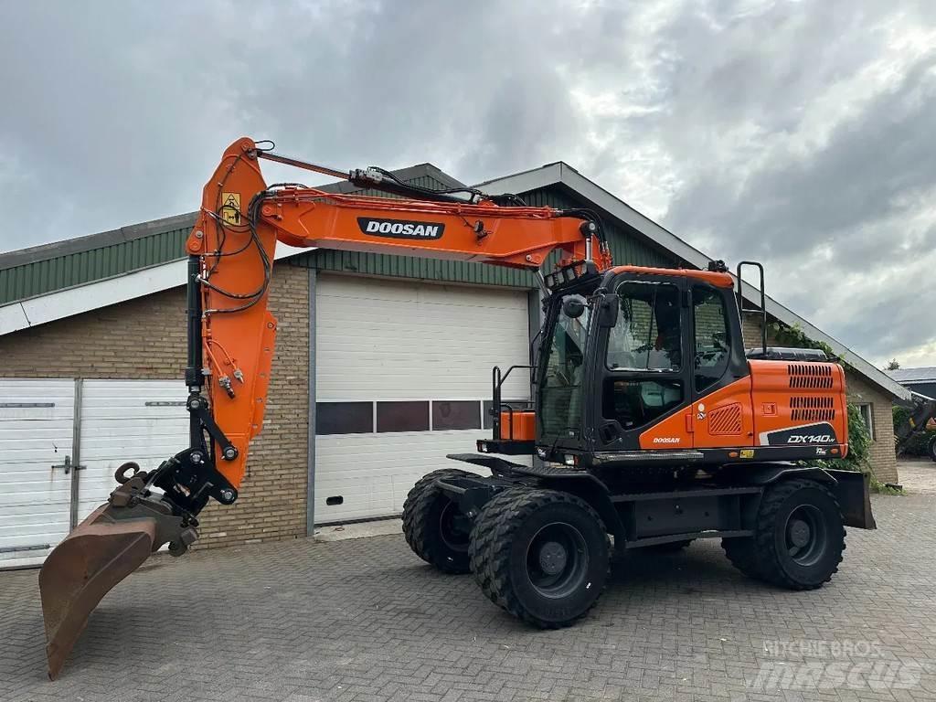 Doosan DX140W-5 ホイール式油圧ショベル（パワーショベル・ユンボ・バックホー）