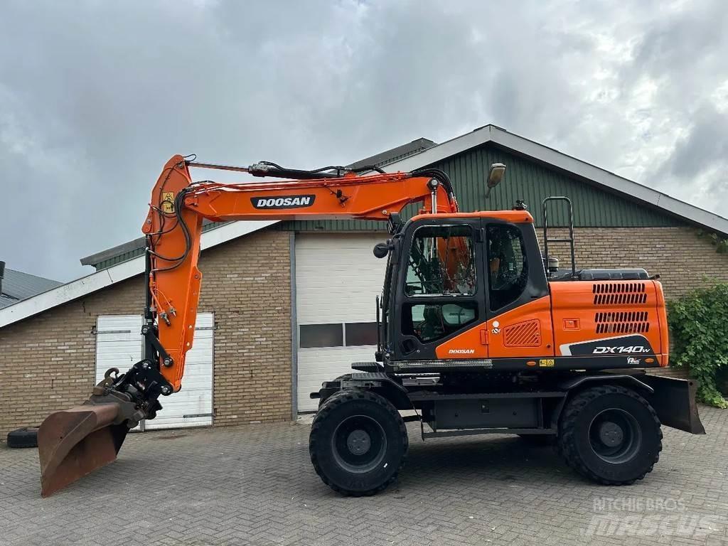 Doosan DX140W-5 ホイール式油圧ショベル（パワーショベル・ユンボ・バックホー）