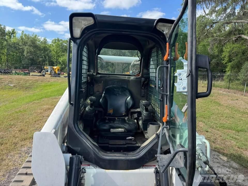 Bobcat T 750 スキッドステアローダー
