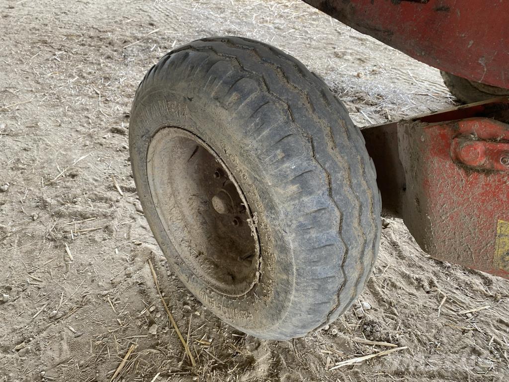 Kuhn MINOTOR 3060 サイロアンローダー