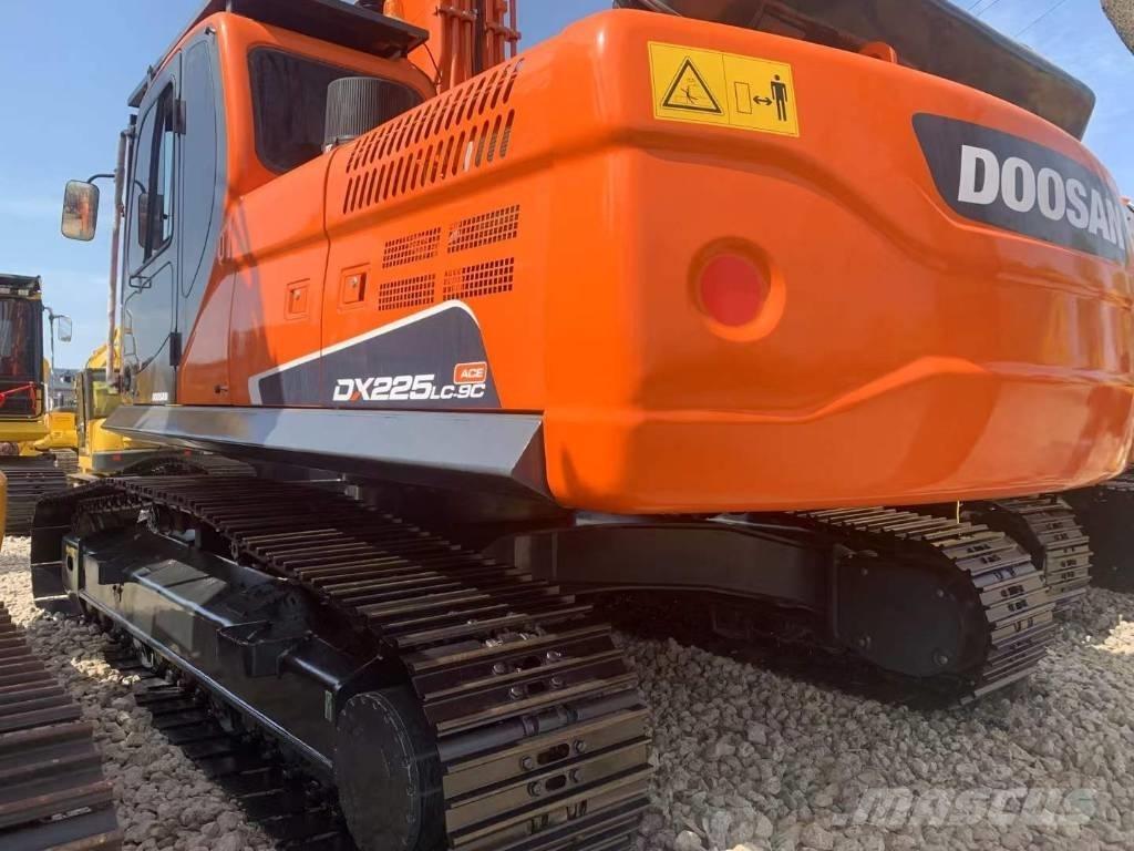 Doosan DX 225 大型油圧ショベル12t以上（パワーショベル・ユンボ）