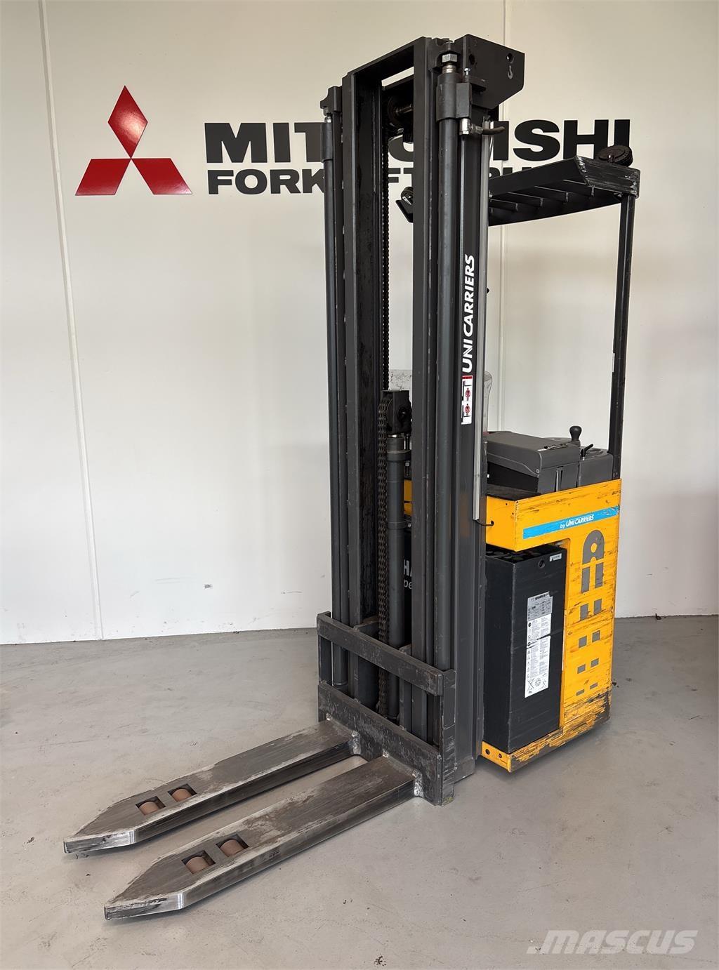 Atlet ASN200 自走式スタッカー