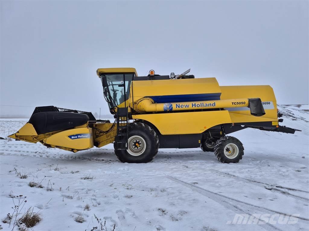 New Holland TC5050 コンバイン