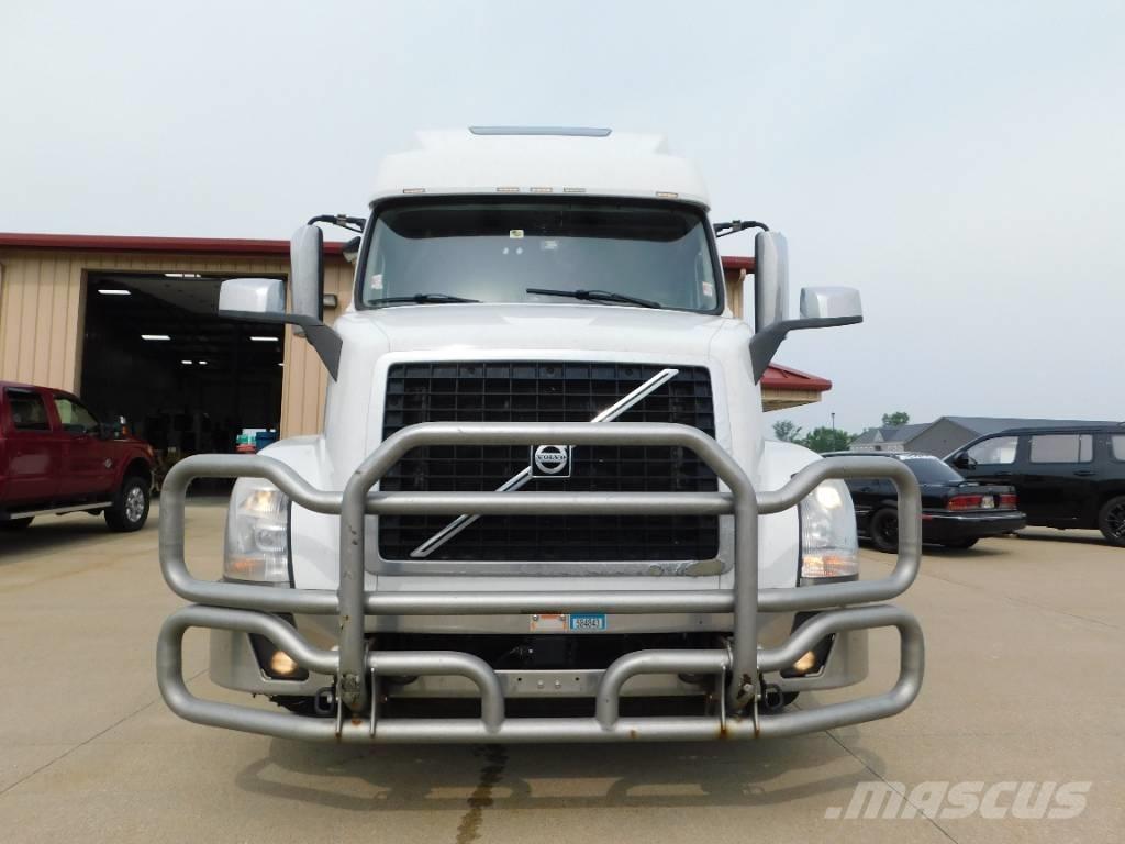 Volvo VNL 中古トラクターヘッド | トレーラーヘッド