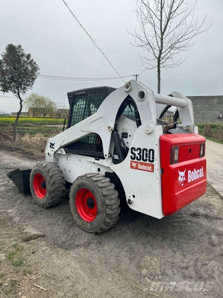 Bobcat S 300 スキッドステアローダー