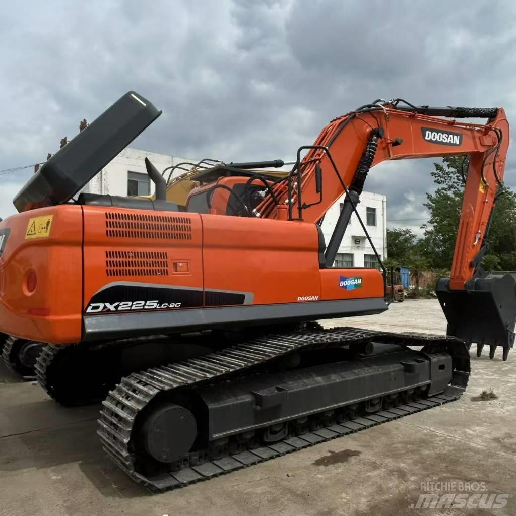 Doosan 225LC-9 大型油圧ショベル12t以上（パワーショベル・ユンボ）