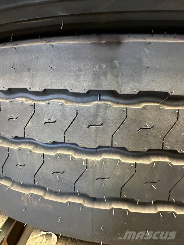 Goodyear 245/70R17 タイヤ、ホイル、リム