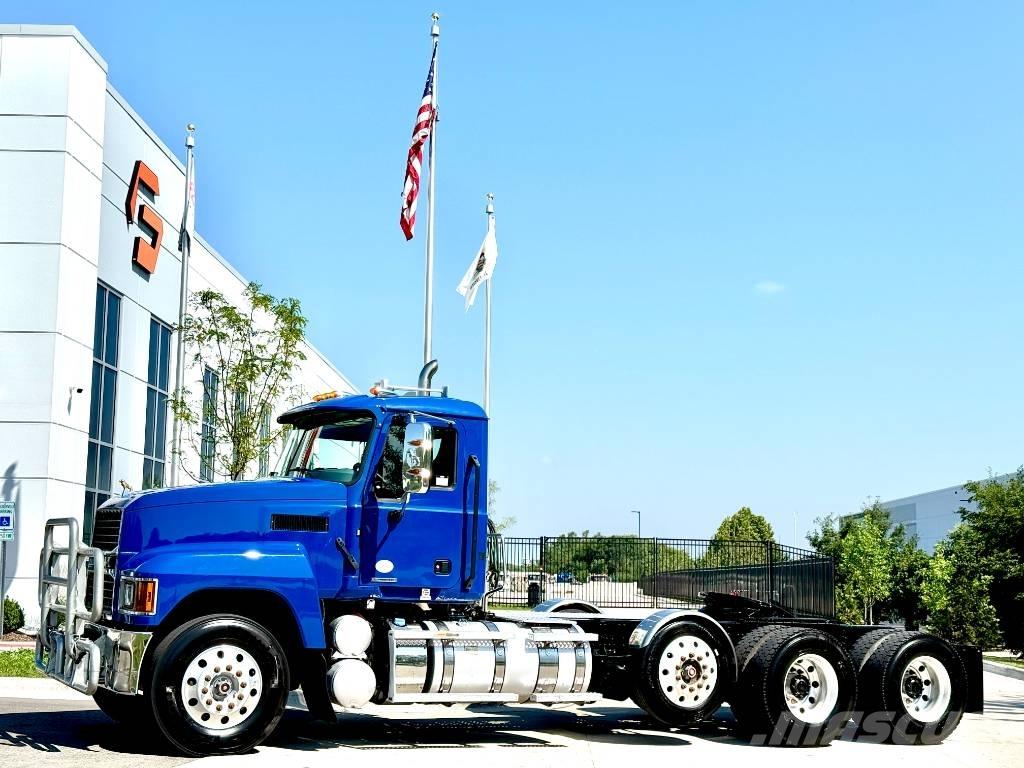 Mack Pinnacle 中古トラクターヘッド | トレーラーヘッド