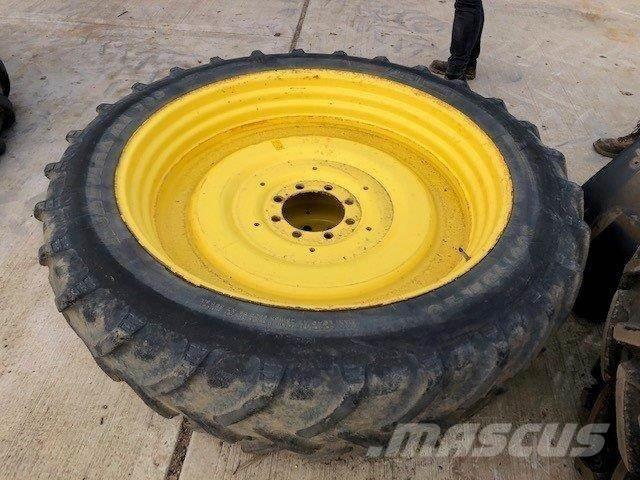  300/95R46 タイヤ、ホイル、リム