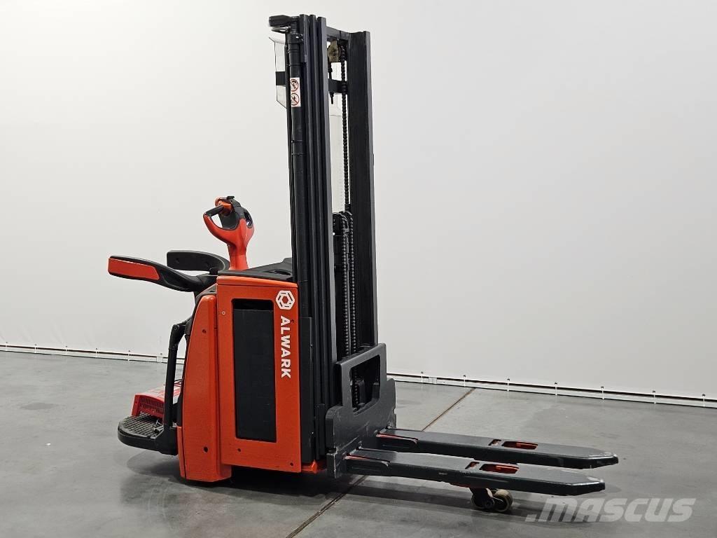 Linde L16AP 自走式スタッカー