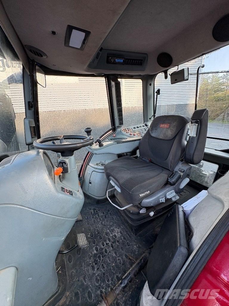 Valtra N 143 トラクター