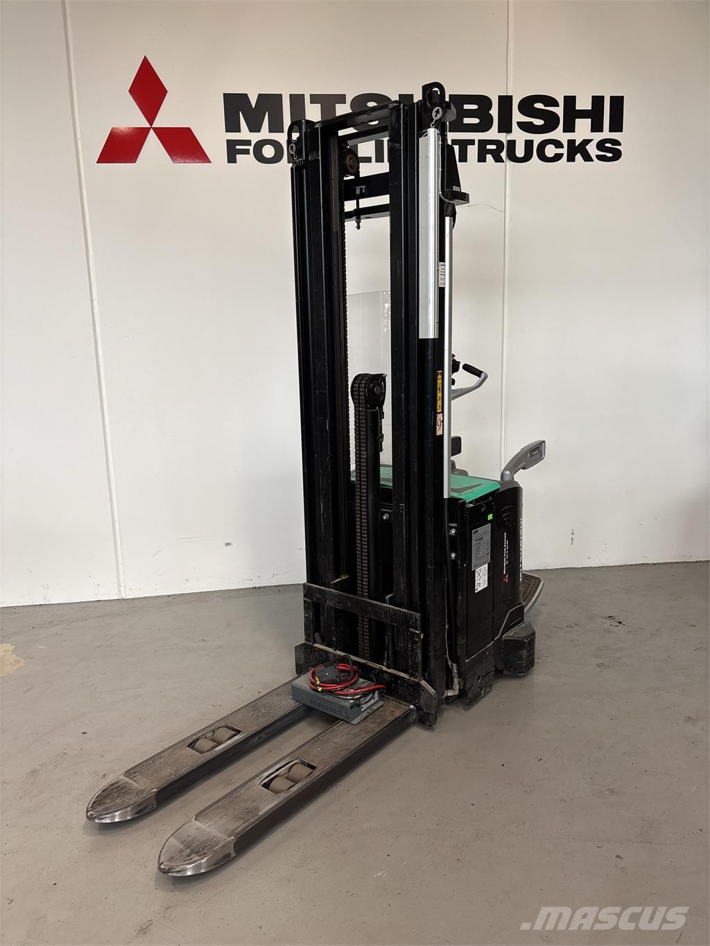 Mitsubishi SBV16N 自走式スタッカー