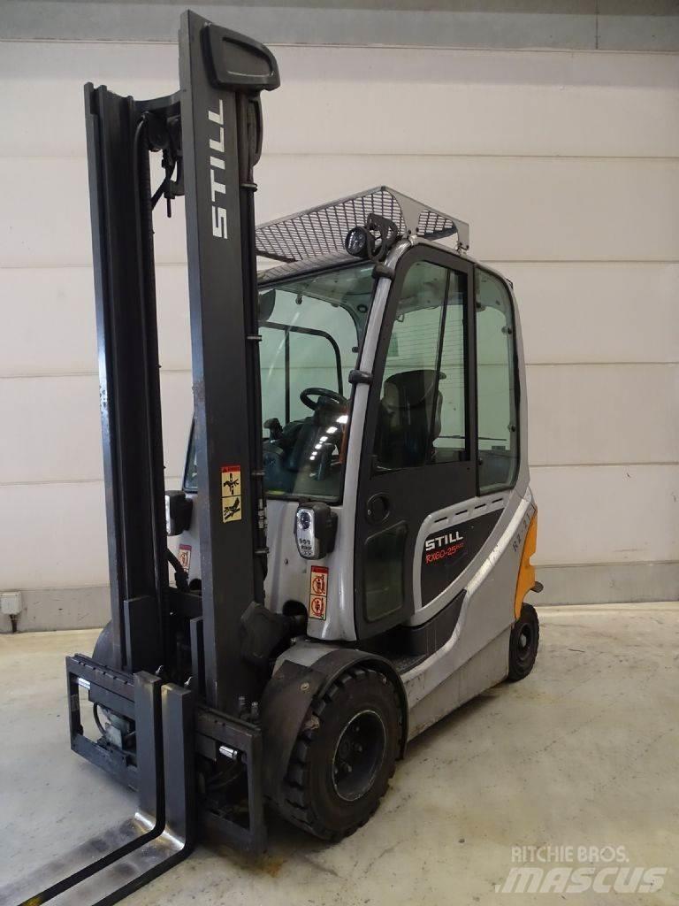 Still RX60-25/600 バッテリーフォークリフト